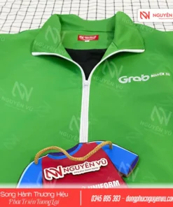 Logo Grab in sắc nét trên áo khoác gió