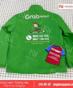 Cận cảnh cổ áo khoác Grab màu xanh