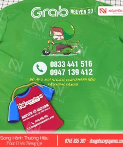 Thông tin hotline trên áo khoác đồng phục Grab