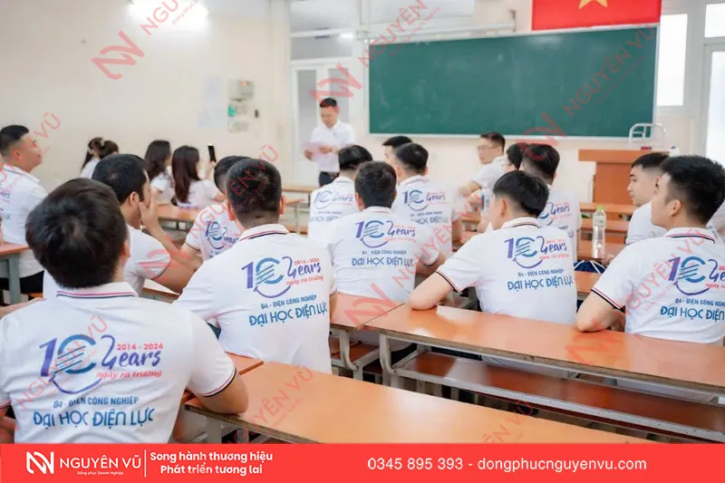 Khách hàng mặc áo kỷ niệm 10 năm ra trường thực tế