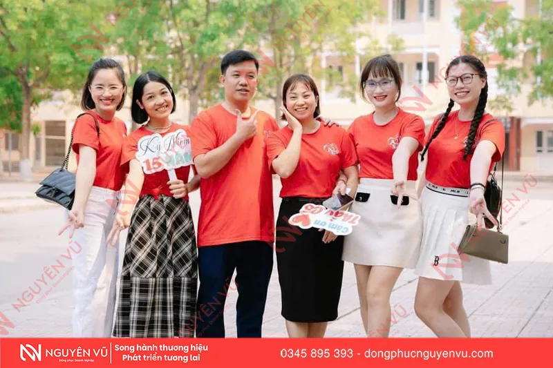 Lớp mặc áo kỷ niệm 15 năm ra trường thực tế
